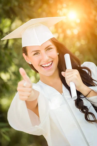 Examen blandras tjej i mössa och klänning med diplom — Stockfoto