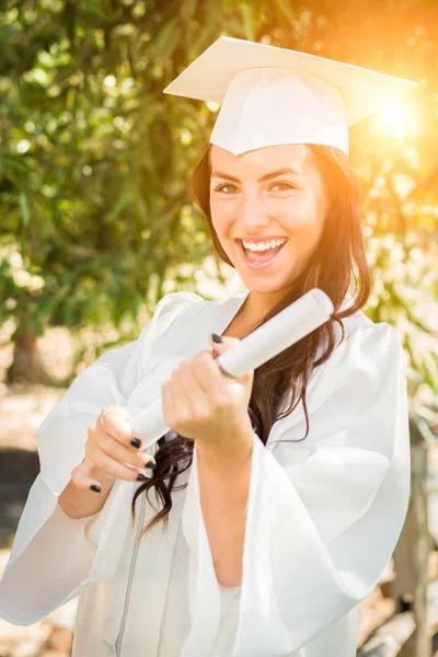 Absolventin Mixed Race Girl in Mütze und Kleid mit Diplom — Stockfoto