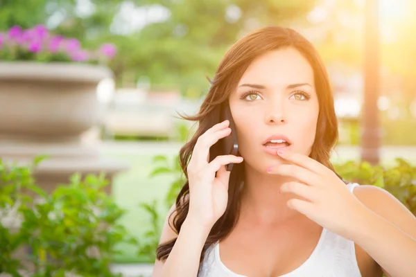 Sokkolta a fiatal felnőtt női beszél a mobiltelefonján a szabadban — Stock Fotó