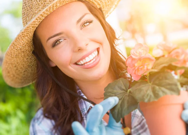 Giovane donna adulta che indossa cappello e guanti giardinaggio all'aperto — Foto Stock