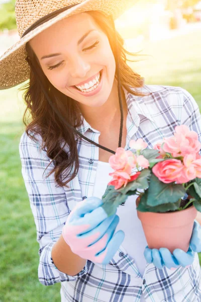 Young Adult Woman Wearing Hat and Gloves Gardening Outdoors — Stock Photo, Image