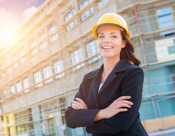 Portrait d'une femme entrepreneur portant un casque protecteur à la construction S — Photo