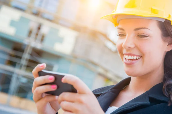 Vrouwelijke aannemer Hard Hat dragen op Site Texting met cel Pho — Stockfoto