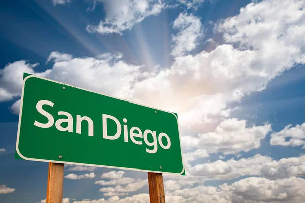Зеленый дорожный знак Сан-Диего над облаками — стоковое фото