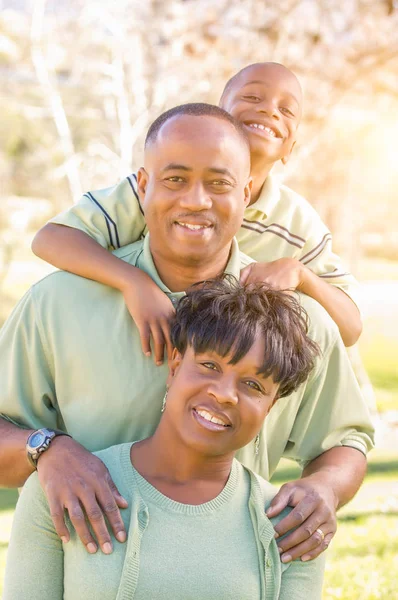 Piękny szczęśliwy African American portret rodziny na zewnątrz — Zdjęcie stockowe