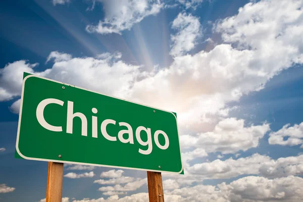 Chicago Green Road Sign Over Nuvens — Fotografia de Stock