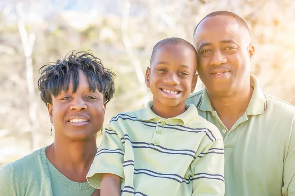 Hermoso retrato de familia afroamericana feliz al aire libre — Foto de Stock