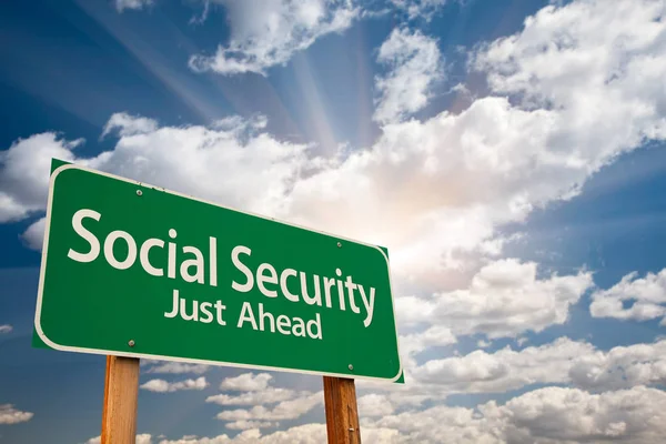 Sociale zekerheid groen verkeersbord Over wolken — Stockfoto