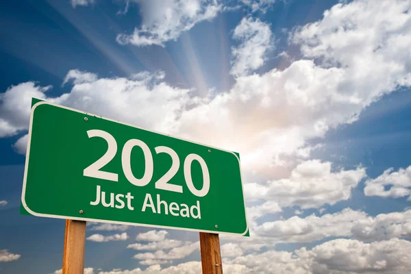 2020 Green Road Sign Over Nuvole — Foto Stock