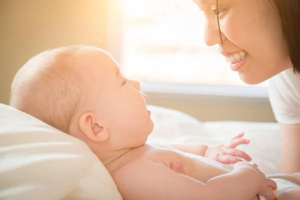 Mixte race chinois et caucasien bébé garçon couché dans le lit avec sa mère — Photo