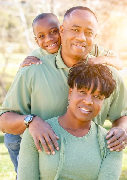 Piękny szczęśliwy African American portret rodziny na zewnątrz — Zdjęcie stockowe