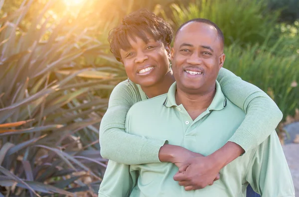 Atrakcyjnych szczęśliwy African American para portret poza — Zdjęcie stockowe
