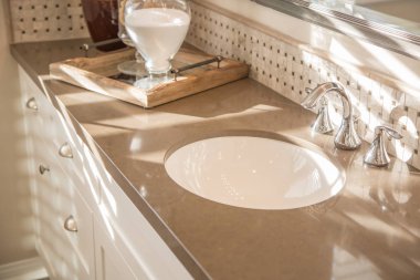 Yeni Modern ev banyo lavabo, musluk dekore edilmiş ve 