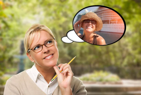 Nachdenkliche junge Frau mit sich selbst nahe Kreuzfahrtschiff in Gedanken — Stockfoto