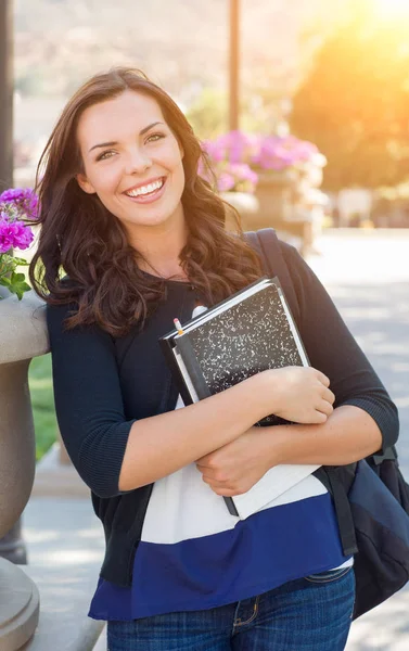 Portrét hezká mladá studentka účetní knihy na škole — Stock fotografie