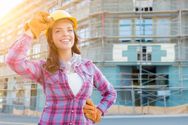 Trabalhadora da construção feminina usando luvas, chapéu duro e óculos de proteção no canteiro de obras — Fotografia de Stock