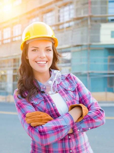 Kobiece robotnik na budowie na sobie rękawice, kask i Gogle ochronne — Zdjęcie stockowe
