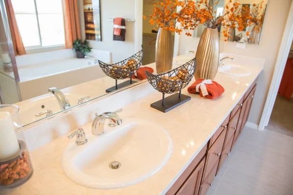 Nuevo fregadero de baño moderno bellamente decorado, grifo y —  Fotos de Stock