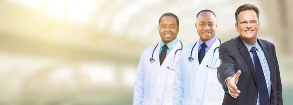 Hombre de negocios caucásico y afroamericano Médicos, enfermeras —  Fotos de Stock