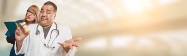 Aptal doktor ve hemşire veya eczacınıza reçete şişe geniş afiş kopya için Oda.