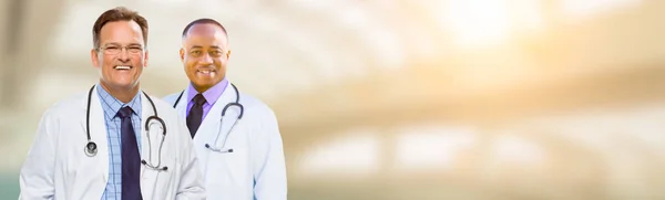 Banner caucásico y afroamericano para médicos, enfermeras o farmacéuticos con espacio para el texto . — Foto de Stock