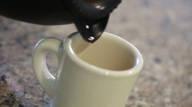 Kahve ve karıştırma Creamer kupa dökülen kaydırma