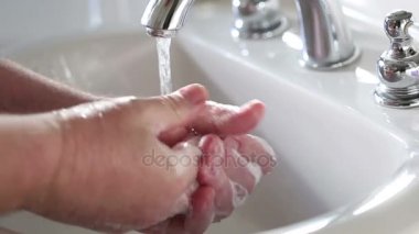 Banyo lavabo elinde yıkama adam ağır çekim klip