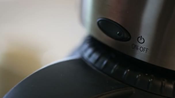 Vrouw koffie Pot plaatsen op zijn plaats en draaien van de Power-knop op een koffiezetapparaat. — Stockvideo