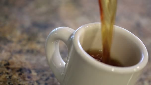 Koffie gieten in mok in keuken — Stockvideo