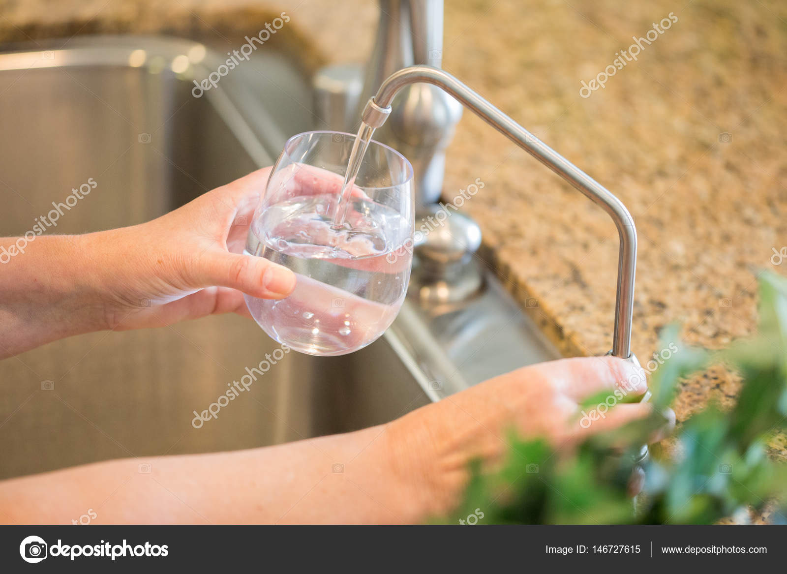 Воду очищенную получают. Очищение воды. Очищенная питьевая вода. Чистая вода из фильтра. Чистить воду.