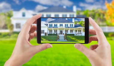 Evin fotoğraf görüntüleme akıllı tutan eller telefon