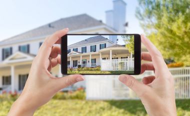 Evin fotoğraf görüntüleme akıllı tutan eller telefon