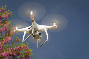 İnsansız uçak sistemi (İHA) Quadcopter uçağı havada.