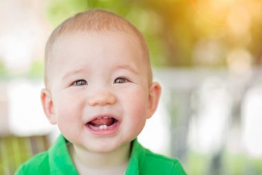 Mutlu bir karma yarış portresi Çinli ve Kafkasyalı bebek çocuk