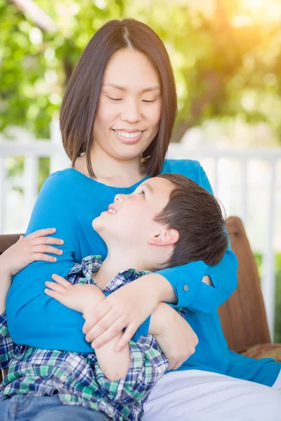 Outdoor Portrait of Chinese Mother with Her Mixed Race Chinese a — Stock Photo, Image