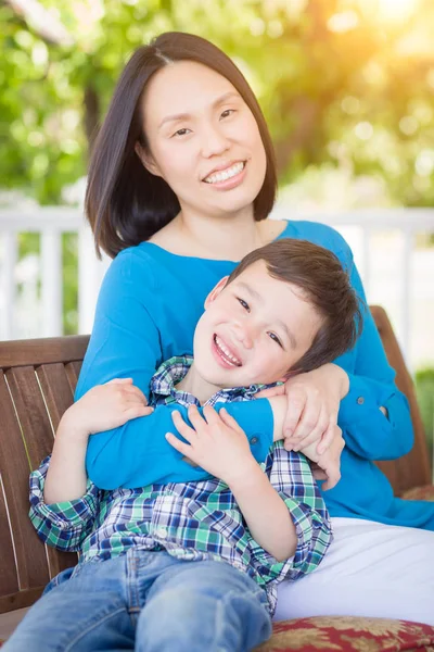 Retrato al aire libre de la madre china con su raza mixta chino a — Foto de Stock