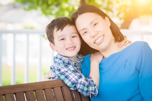 Outdoor Portrait of Chinese Mother with Her Mixed Race Chinese a — Stock Photo, Image