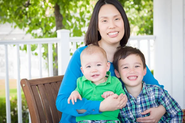 Außenporträt einer chinesischen Mutter mit ihren zwei Mischlingsrassen — Stockfoto