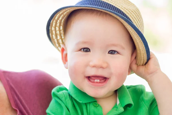 Portret van een gelukkig gemengd ras Chinees en Kaukasische Baby jongen We — Stockfoto