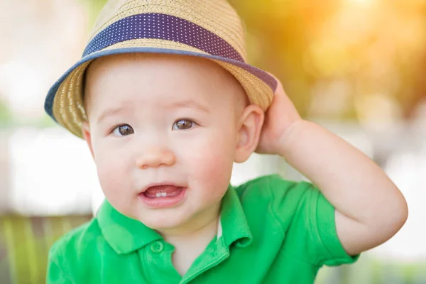 Portret van een gelukkig gemengd ras Chinees en Kaukasische Baby jongen We — Stockfoto