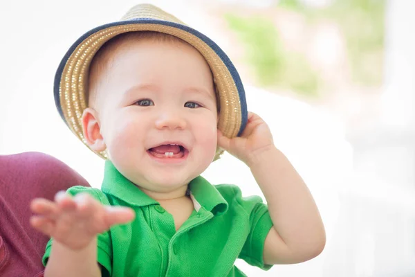 Ritratto di una felice razza mista cinese e caucasica Baby Boy We — Foto Stock