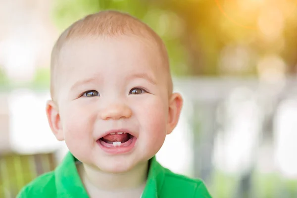 Portréja egy boldog kevert kínai és kaukázusi Baby Boy — Stock Fotó