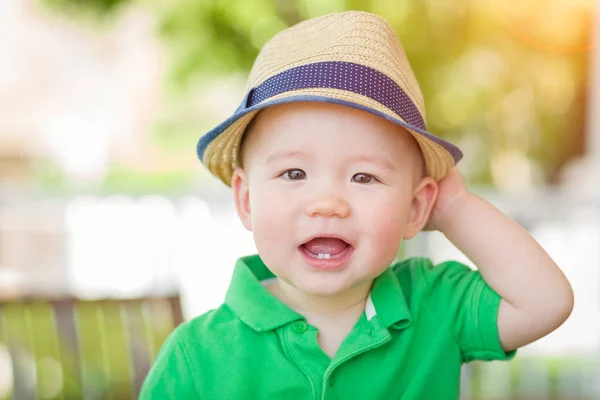 Porträtt av en glad blandad ras kinesiska och kaukasiska Baby pojke vi — Stockfoto