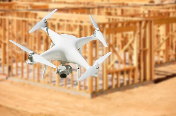 Samolotów bezzałogowych System (Uav) Quadcopter Drone w powietrzu na placu budowy — Zdjęcie stockowe