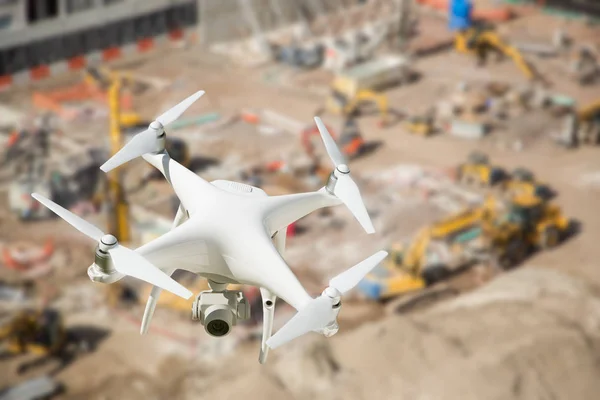 Sistema de Aeronaves Não Tripuladas (UAV) Quadcopter Drone In The Air Over Construction Site . — Fotografia de Stock