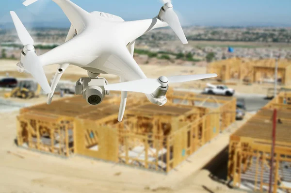 Sistema de Aeronaves Não Tripuladas (UAV) Quadcopter Drone In The Air Over Construction Site . — Fotografia de Stock