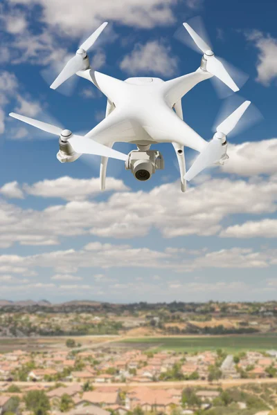 Drone Quadcopter du système d'aéronef sans pilote (UAV) dans les airs au-dessus des maisons rurales de voisinage . — Photo