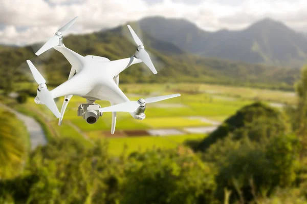 空気以上ハナレイ渓谷とカウアイ島、ハワイ太郎ファーム フィールドで無人の航空機システム (Uav) Quadcopter ドローン. — ストック写真