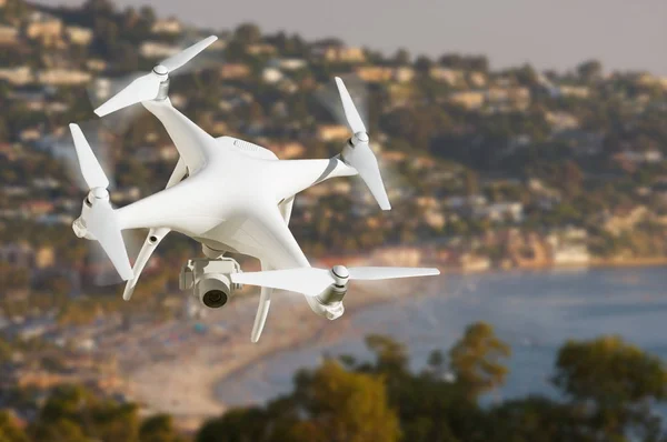 Pilóta nélküli légi járművek (Uav) rendszer Quadcopter Drone a levegőben, mint az óceán partvonala. — Stock Fotó