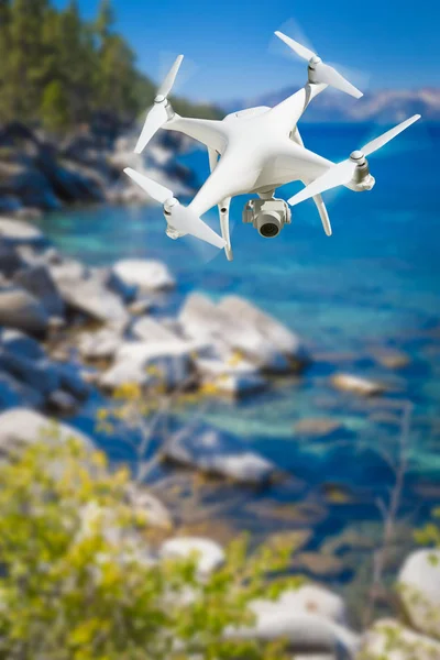 Sistema de aviones no tripulados (UAV) Quadcopter Drone en el aire sobre el lago Tahoe . —  Fotos de Stock